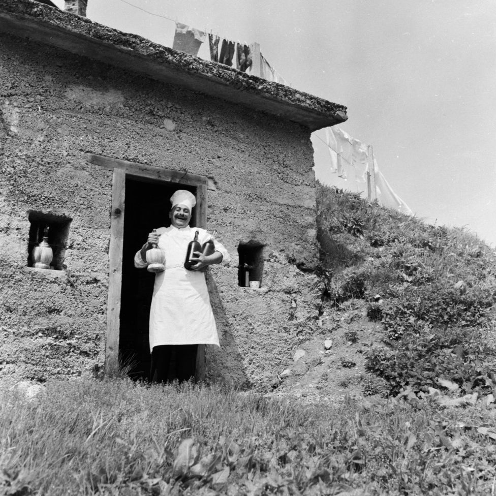 L&#x27;hôtelier italien Luigi Brandijlioni dans son hôtel des montagnes surplombant le Lac de Garde. 1955.