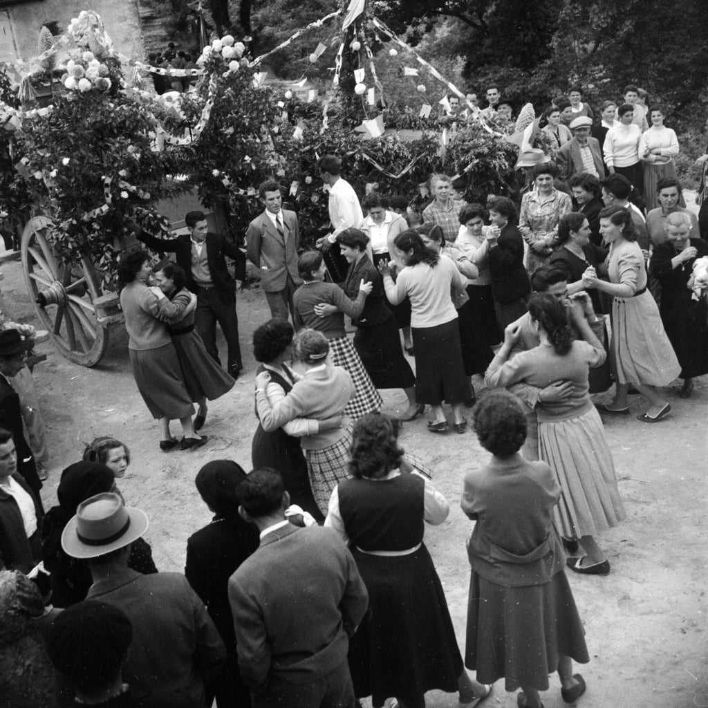 Des Italiens célèbrent une fête de printemps dans le village de Bucchianico, près de Chieti dans les Abruzzes. Mai 1957.