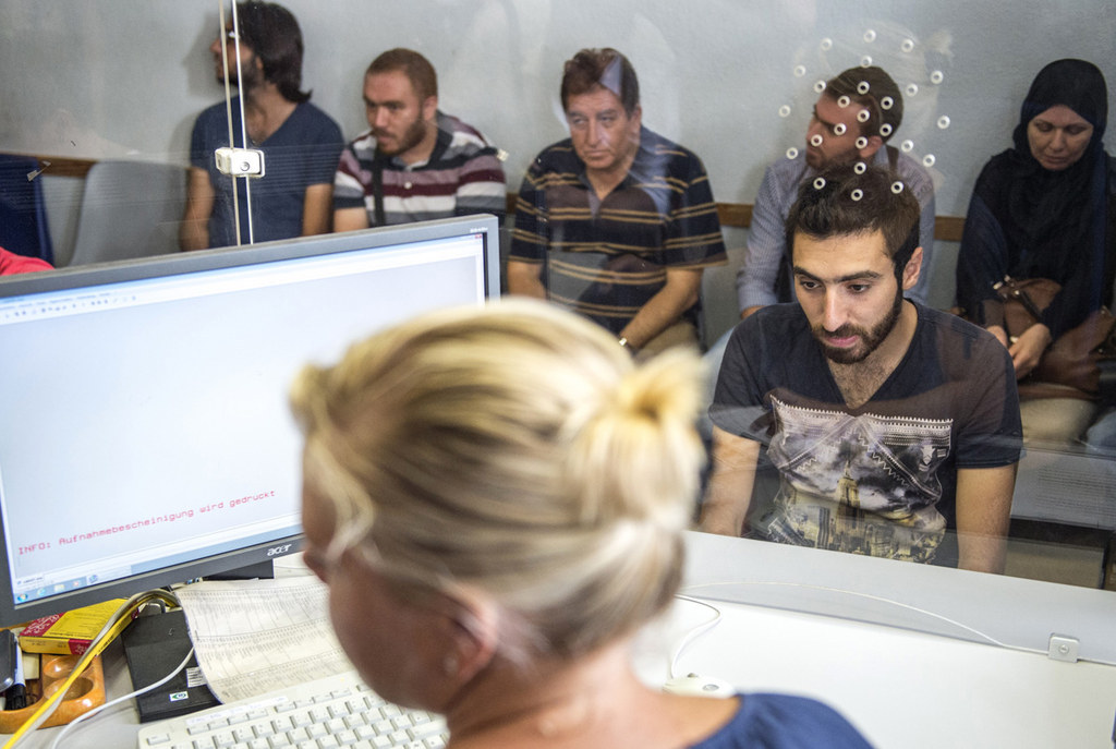Als erstes müssen Flüchtlinge einen Asylantrag stellen und kommen dazu in eine Erstaufnahme-Einrichtung.Die Erstaufnahme-Einrichtung ist oft ein eingezäuntes Gelände. Dort wohnen sie erst einmal und werden nach den Gründen für ihre Flucht befragt. Sie erhalten eine Aufenthaltsgestattung, bis über ihren Asylantrag entschieden wurde. Ein Drittel aller Asylanträge wird bereits abgelehnt, bevor er überhaupt inhaltlich geprüft wurde. Hintergrund ist das deutsche Asylgesetz. Es sagt, dass manche Staaten sicher sind, so dass Menschen von dort kein Asyl in Deutschland bekommen können. Von Januar bis August 2015 stellten laut Bundesamt für Migration in Deutschland 231.302 Menschen einen Erstantrag auf Asyl. In der gleichen Zeit wurde über 152.777 Anträge entschieden, von denen 37,2 Prozent abgelehnt wurden. Das sind über 50.000 Menschen.