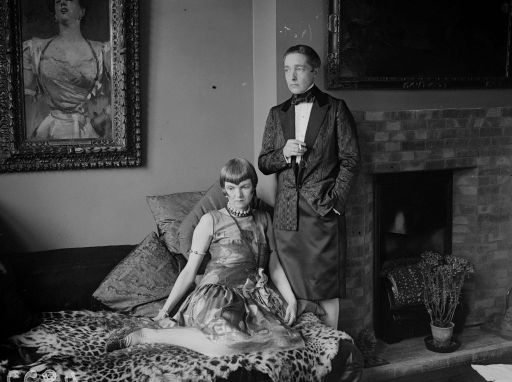 Marguerite Radclyffe Hall, l&#x27;auteure primée de «Le Puits de solitude», avec Lady Una Trowbridge. Août 1927.