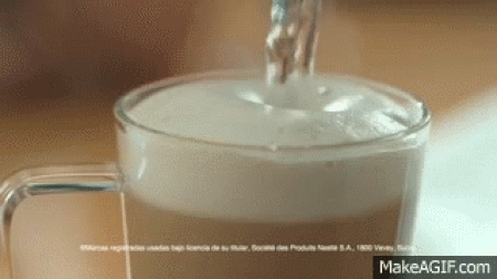 La chica, con la apariencia de "nerd" (o hipster porque ya uno no distingue de esas cosas), degusta su merecida taza de café en su escritorio.