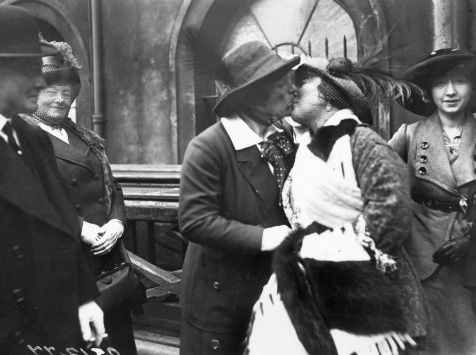 Marie Lloyd, artiste de music-hall anglaise, embrasse Claire Roumaine, à la gare de Paddington, au retour d&#x27;Australie de cette dernière. Avril 1913.