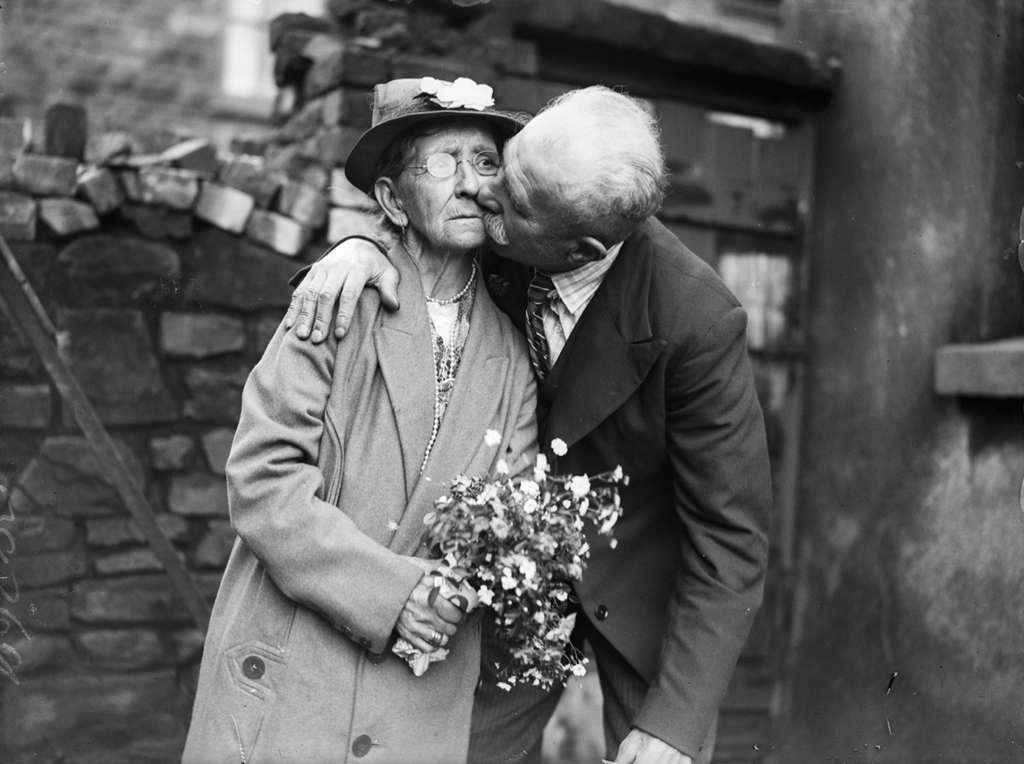 Evan Ellis d&#x27;Anglesey, 76 ans, embrassant sa femme, Mary Ann Kinsley, 70 ans, après leur mariage à Ton Pentre, dans la vallée de Rhondda, au Pays de Galles. Juillet 1936.