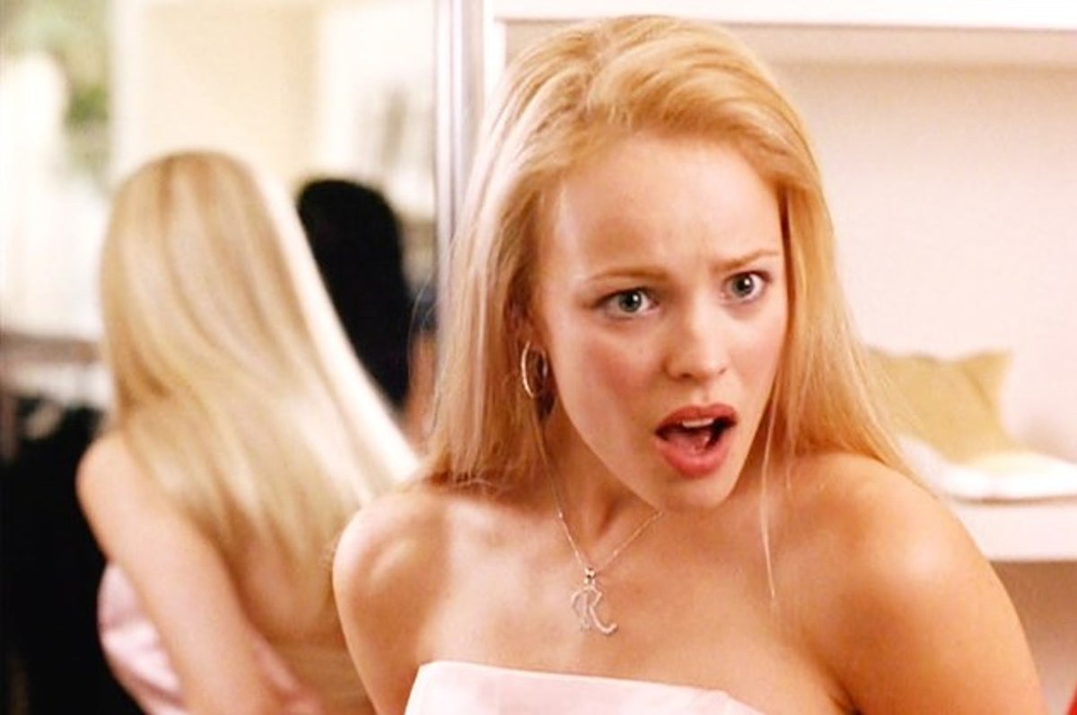 In Mean Girls (2004), queen bee Regina wears a “R” necklace around her  neck. Cady begins wearing a “C” necklace once she has humiliated Regina and  taken her place. : r/MovieDetails