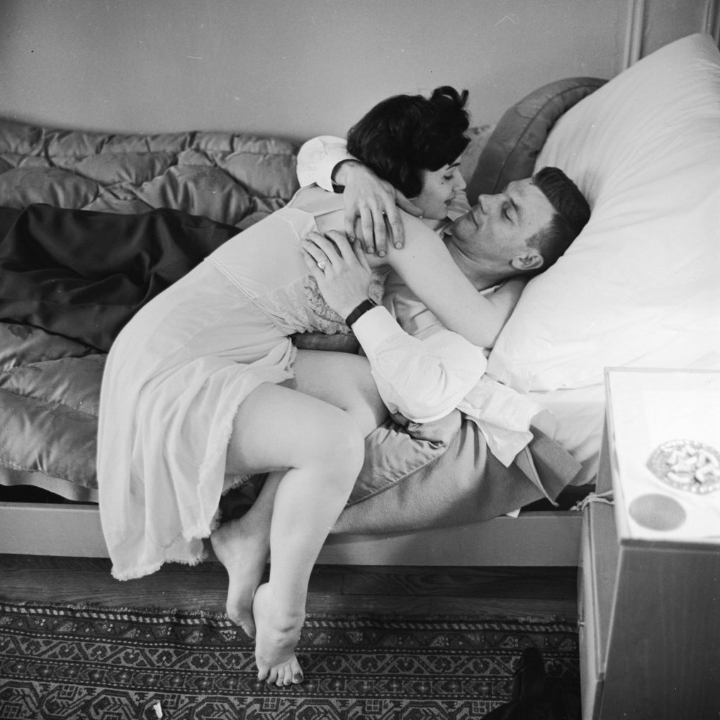 Un homme et une femme pendant un baiser passionné à New York. 1950.