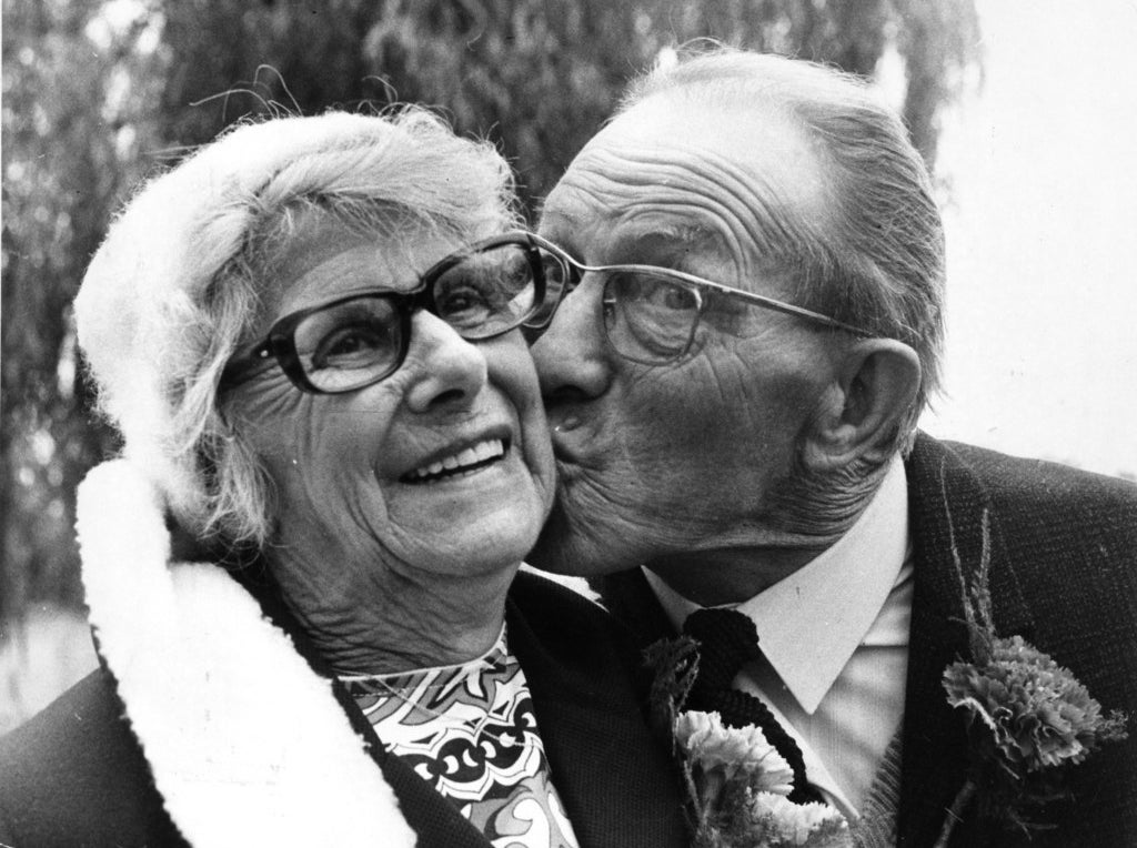 M. Francis Gainsbury, 68 ans, et sa femme, 74 ans, devant le bureau d&#x27;état civil de Barking, après leur cérémonie de renouvellement des vœux. Novembre 1974.