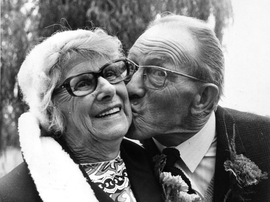 M. Francis Gainsbury, 68 ans, et sa femme, 74 ans, devant le bureau d&#x27;état civil de Barking, après leur cérémonie de renouvellement des vœux. Novembre 1974.