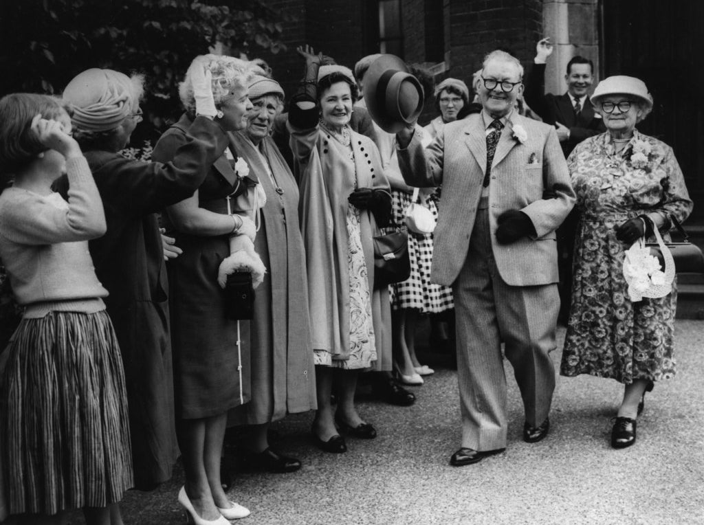El veterano de la Guerra Bóer, Charles Rance, de 85 años, luego de casarse por primera vez con su nueva esposa, la viuda de 78 años Anne Howells, en la Iglesia Metodista en Plumstead. Septiembre, 1960.