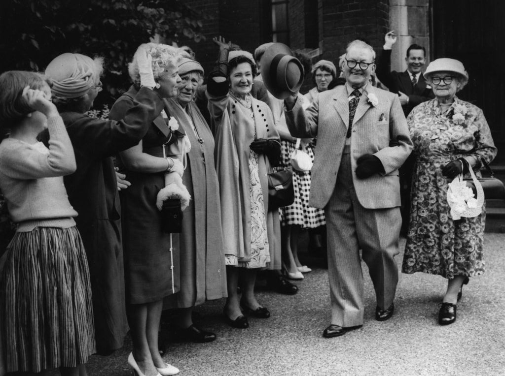 El veterano de la Guerra Bóer, Charles Rance, de 85 años, luego de casarse por primera vez con su nueva esposa, la viuda de 78 años Anne Howells, en la Iglesia Metodista en Plumstead. Septiembre, 1960.