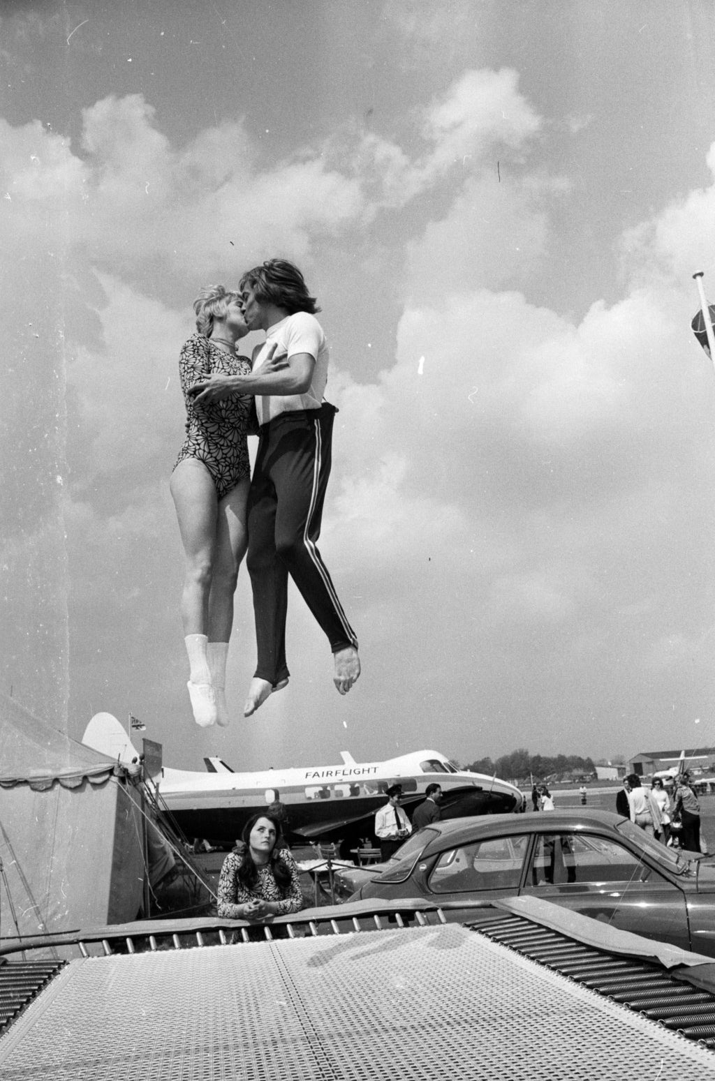 El campeón mundial de trampolín Paul Luxon y su prometida Ute Czech, la campeona femenina de Alemania. Mayo, 1973.