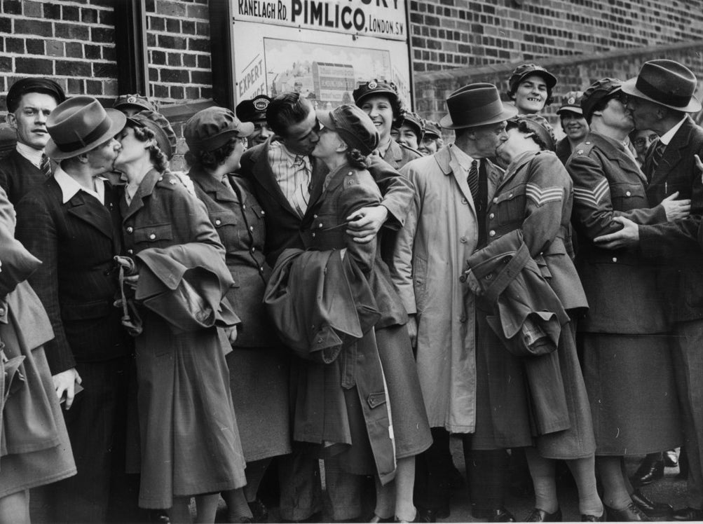Miembros del 3er Servicio de Reserva Femenino, partiendo de la Estación de Croydon para su entrenamiento de dos semanas en carpa, besan a sus esposos y novios para despedirse. Agosto, 1939.