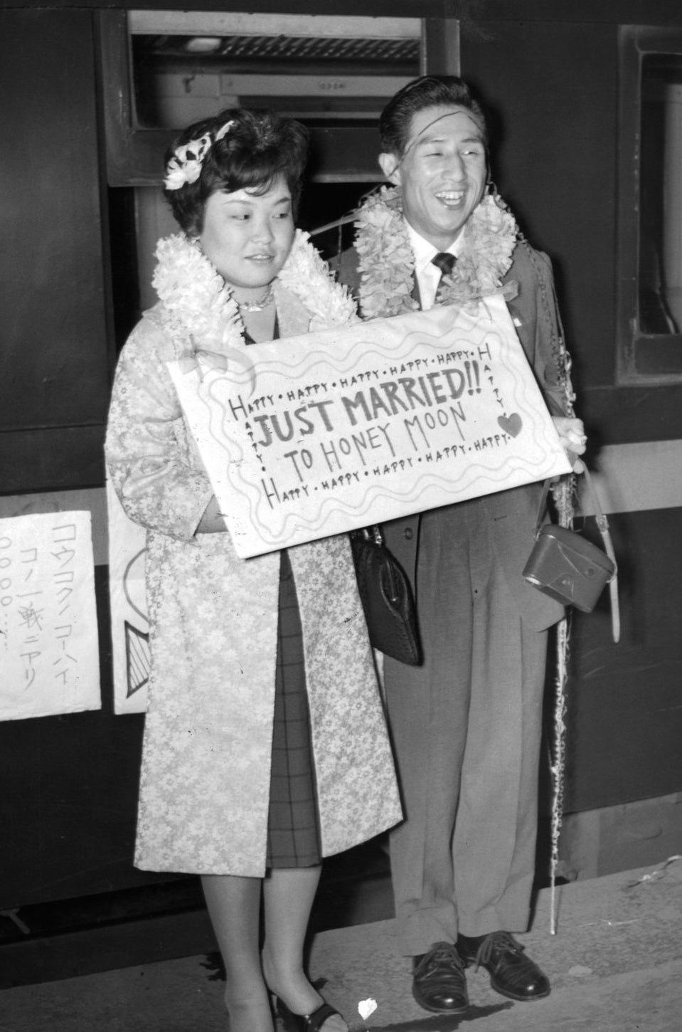 Una pareja sostiene un letrero de &quot;Recién casados&quot; en Japón. 1955.