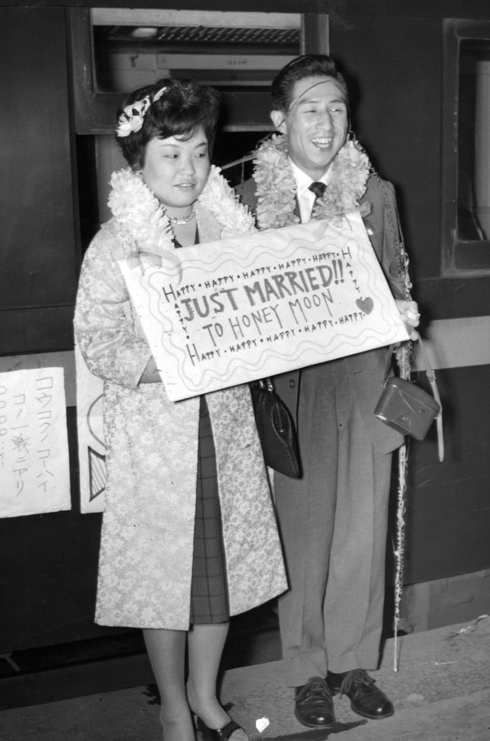 Una pareja sostiene un letrero de &quot;Recién casados&quot; en Japón. 1955.