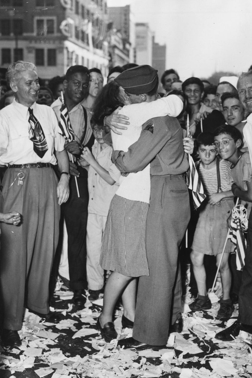 Un garçon rencontre une fille lors des célébrations de la victoire des États-Unis sur le Japon. Août 1945.