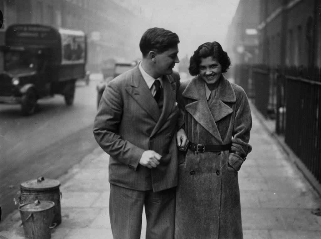 El político galés de los derechos de los trabajadores, Aneurin Bevan, con su nueva esposa Jennie Lee, ex-miembro del parlamento, poco tiempo luego de su boda. Londres, octubre de 1934.