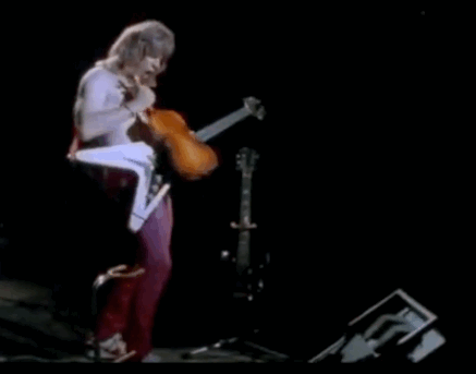 Bien au contraire. Il suffit pour s'en convaincre de voir le film This is Spinal Tap, qui tourne en ridicule les musiciens et les codes de cette musique et qui est largement devenu culte pour le public et les stars du genre.