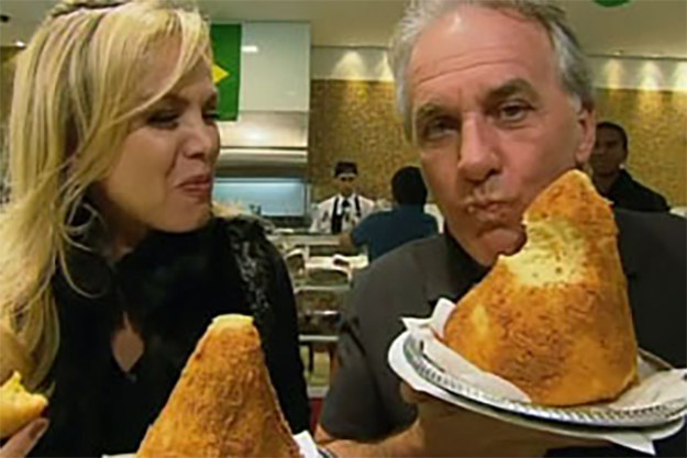 Afinal, você ficou comendo TUDO da mesa de frios.