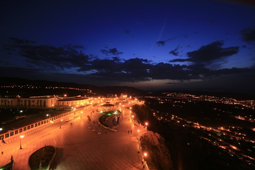 Les rues sont sombres et très mal éclairées.