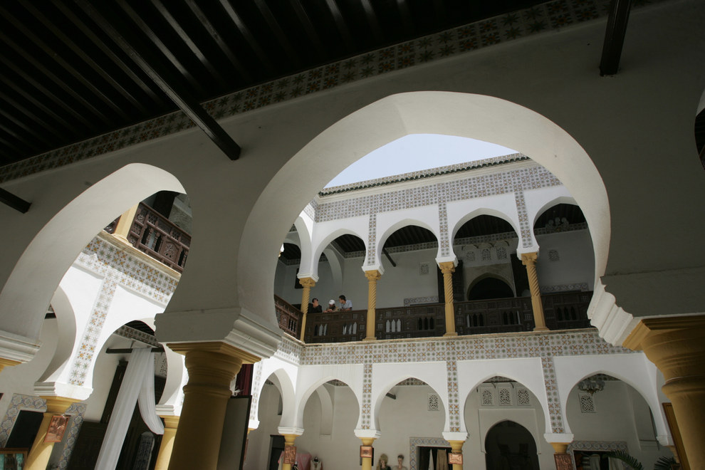 Dans tout le pays, les bâtiments sont délabrés et tombent en ruine.