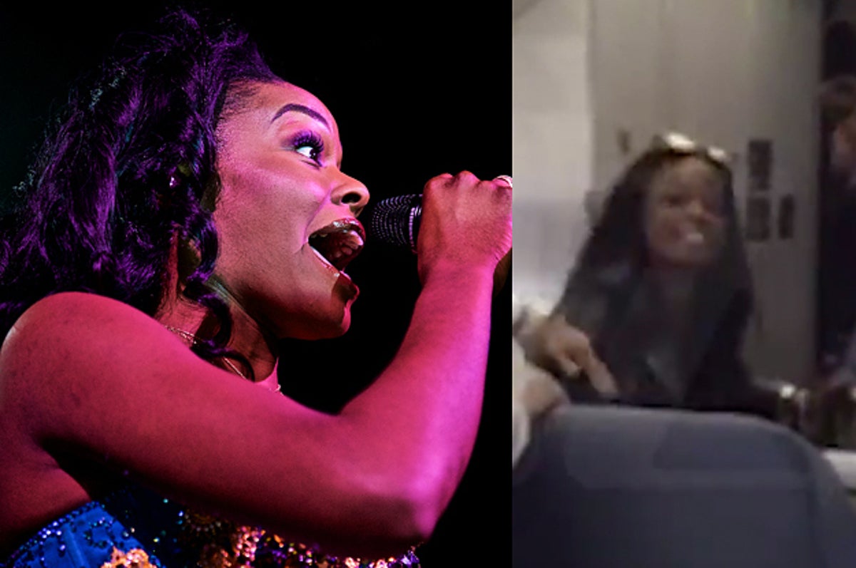 Azealia Banks Clashes With Flight Attendant, Calling Him A 