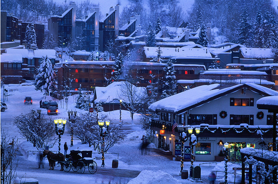 Snow-covered cabins, wreaths, holiday lights, and horse-drawn carriages? Aspen is the stuff of fairytales come December.