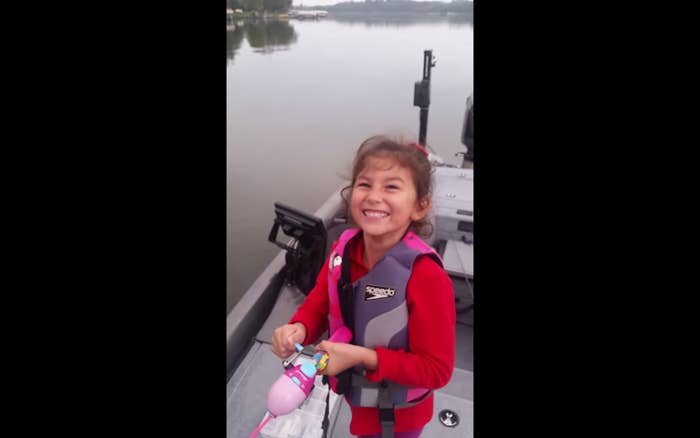 Sa fille attrape un gros poisson avec sa canne à pêche Barbie 
