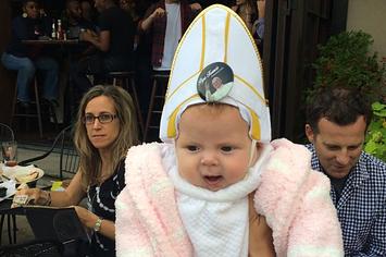 Papa Francisco riu muito ao abençoar uma bebê vestida com uma roupa de Papa