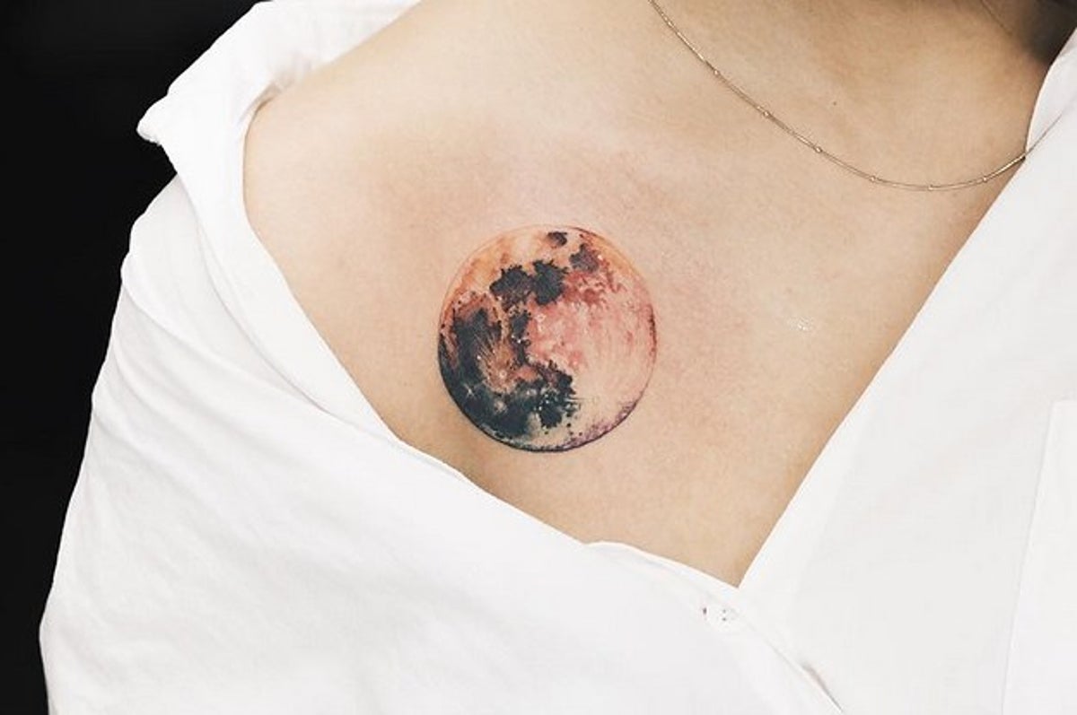 29 Hermosos tatuajes de luna para llevarte al espacio exterior