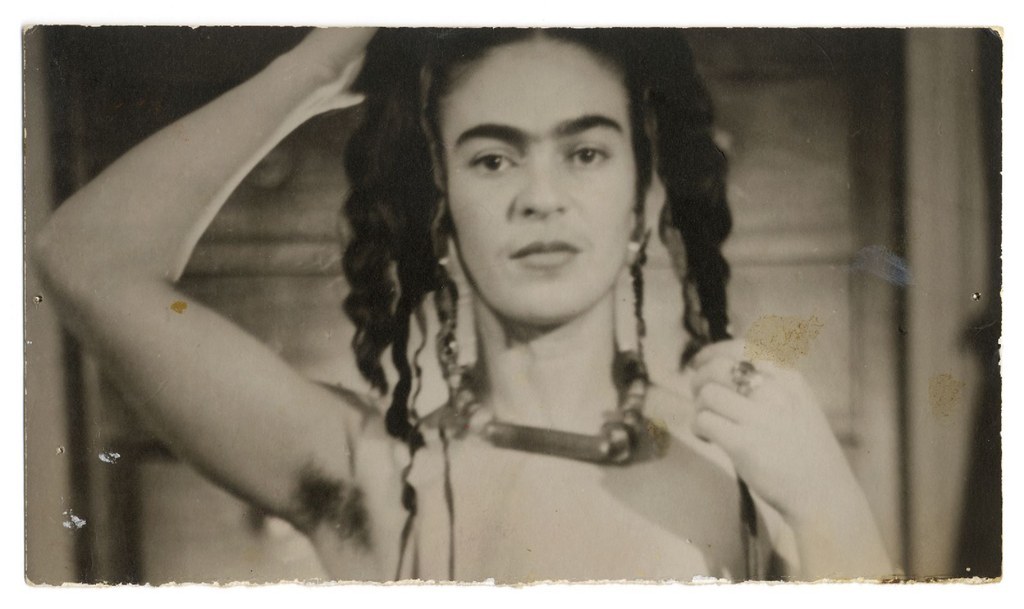 Frida abortó de nuevo. Durante su recuperación pintó su autorretrato Aborto en Detroit, en un estilo más penetrante, inspirado en los retablos. Este es uno de los momentos que marcaron su carrera artística.