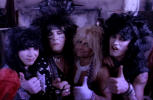 Alors pourquoi tout le monde porte des t-shirts à l'effigie de groupes de heavy metal, sans forcément écouter leur musique?