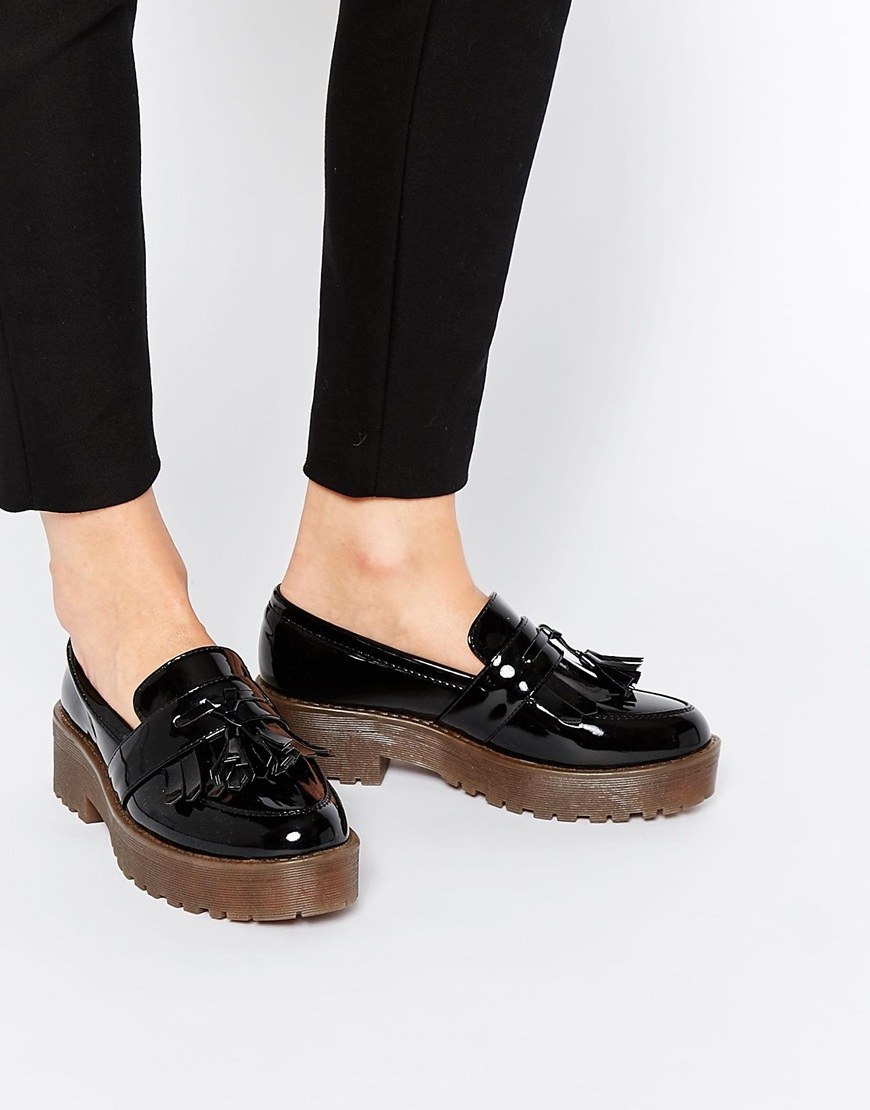 Обувь с черной подошвой. Туфли лоферы женские Гесс. Туфли лоферы 2022 на платформе. Santini обувь женская лоферы.