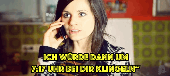 In ihrem genialen “Ausländer vs. Deutsche”-Sketch zusammen mit Chris und Julez spießt Joyce die spießige deutsche Pünktlichkeit und Planungswut auf: “Also ich würde vorschlagen, dass wir uns sehr früh morgens treffen, damit wir den ganzen Tag Zeit haben, alle Sachen zu planen, die wir vorhaben. Ich würde vorschlagen, dass ich um 6:59 das Haus verlasse, dann käme ich gegen 7:13 bei Dir an, würde meiner Schätzung nach um 7:16 einen Parkplatz finden und dann um 7:17 Uhr bei dir klingeln.”Wir sind heute ein bisschen relaxter, aber solche Leute kennen wir immer noch alle.