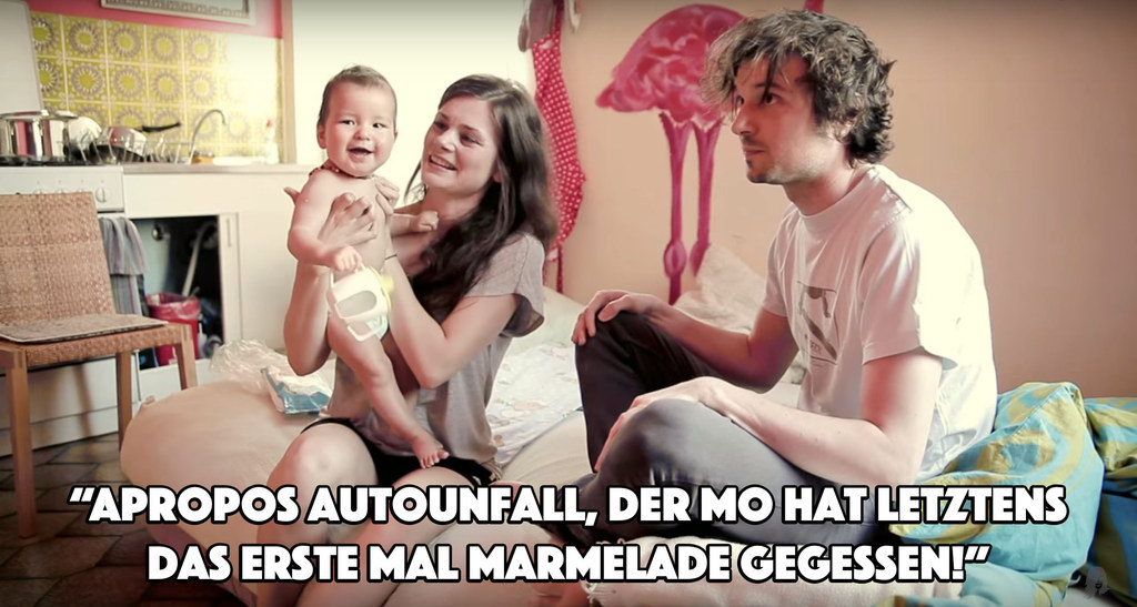 Junge Eltern können süß sein, können aber auch echt nerven, wenn sie nach der Geburt nur noch von ihrem Kind reden und für nichts anderes mehr Ohren haben. Wie in diesem Sketch, in dem Chris von seinem schrecklichen Autounfall erzählt, und Joyce als junge Mutter mit Baby auf dem Schoß: “Apropos Auto, der Mo hat letztens das erste Mal Marmelade gegessen!” Aaaaaaargh! Aber genauso sind sie. Perfekt getroffen, Joyce!
