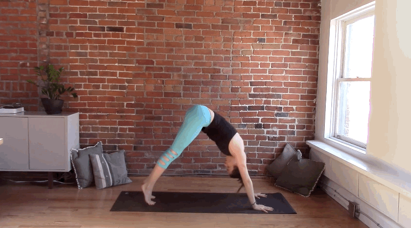 La rutina ideal para comenzar el día. Con los movimientos de la entrenadora y yogi, Kassandra Reinhardt, podrás fortalecer y estirar tu cuerpo. Si prefieres ejercicios que se concentren en la fuerza en vez de la repetición, este workout se va a convertir en tu preferido. Dificultad: FácilDuración: 12 minutos