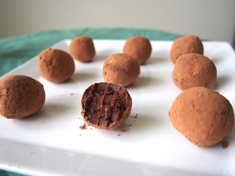 Los aguacates son verdes así que son sanos, lo que hace que estas trufas también sean buenas para ti. Ve cómo hacerlas.