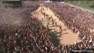 C'est vrai qu'à première vue, le wall of death, le circle pit ou les pogos peuvent faire peur. Pourtant, au final, il s'agit juste d'une bande de passionnés qui s'amusent dans une ambiance bon enfant.