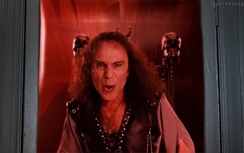 Le metal n'est pas du tout un mouvement musical anti-religion, n'en déplaise à ceux qui manifestent tous les ans contre le Hellfest (Christine Boutin si tu nous lis). Outre la tonne de groupes de White Metal, qui affirment leur attachement à Dieu, des stars comme Alice Cooper, Ozzy Osbourne ou même Tom Araya sont très attachés à la religion.