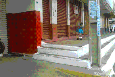E ainda desfila poderosa com suas asinhas azuis.