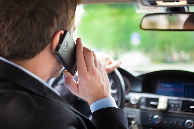 Não fale no telefone celular enquanto dirige.