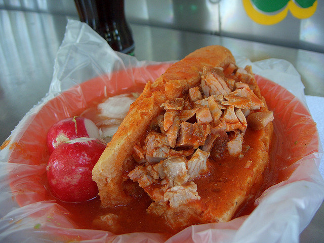 Las tortas ahogadas son prueba irrefutable de que el universo quiere proveernos de una abundancia de cosas buenas. Y bueno, esta picante maravilla es más que buena, ¡es exquisita! El único detallito es que la salsa que se vierte sobre la torta suele ser picosa, y con el toque dulce de la leche, puedes bajarle dos rayitas al efecto de fogosidad y seguir disfrutando.