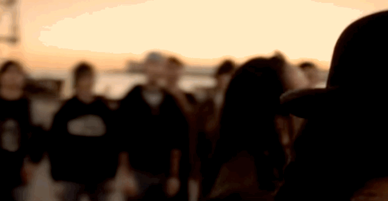 Los acompañaba en una canción de título “Goodbye For Now”.
