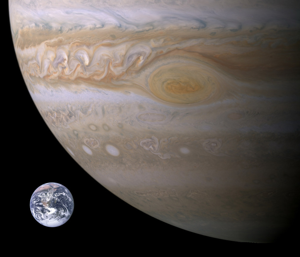 Un planeta tan masivo como Jupiter, sólo bloquearía el 1% de la estrella. Durante sus parpadeos, la intensidad de la estrella ha bajado hasta un 22%.