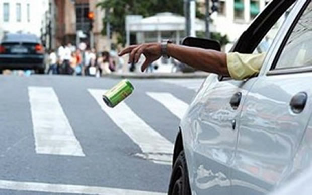 Não jogue lixo pela janela do carro.