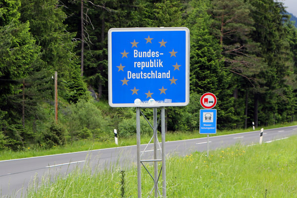 Nach dem Schengener Abkommen darf ein Land zwar Grenzkontrollen einführen, wenn eine ernsthafte Bedrohung der öffentlichen Ordnung oder der inneren Sicherheit besteht. Das ist aber nur für maximal zwei Monate möglich. Eine Verlängerung darüber hinaus geht nur in Extremfällen, nur für maximal zwei Jahre und nur mit Erlaubnis der EU. Das Schließen der Grenzen widerspricht jedoch er europäischen Idee. Damit bekäme Deutschland mit Grenzzaun politisch Ärger.