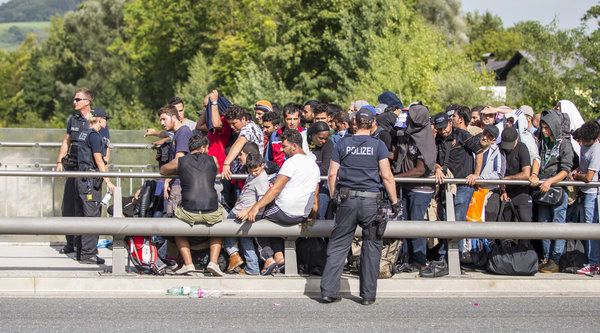 Wer glaubt, nach dem Bau eines Grenzzauns kämen keine Flüchtlinge mehr nach Deutschland, der irrt. Denn die Grenzen würden damit nicht komplett geschlossen. Stattdessen käme man nur noch nach einer Passkontrolle an einem der bewachten Übergänge ins Land. Diese Möglichkeit bietet sich aber auch den Flüchtlingen, denn das Recht auf Asyl besteht weiter.