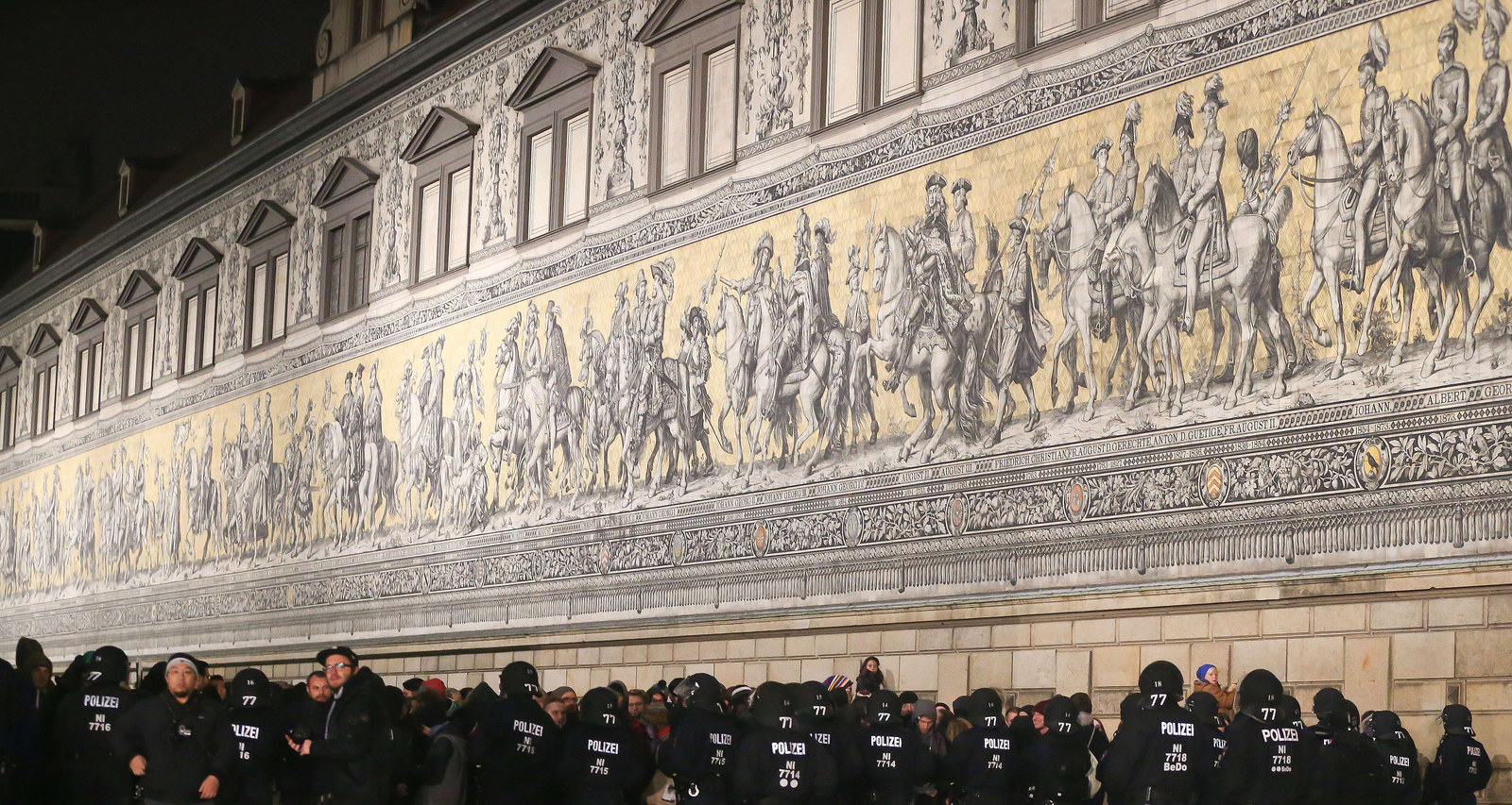 Polizisten und Pegida-Gegner am Residenzschloss Dresden. Pegida ging vor einem Jahr in Dresden erstmals auf die Straße.