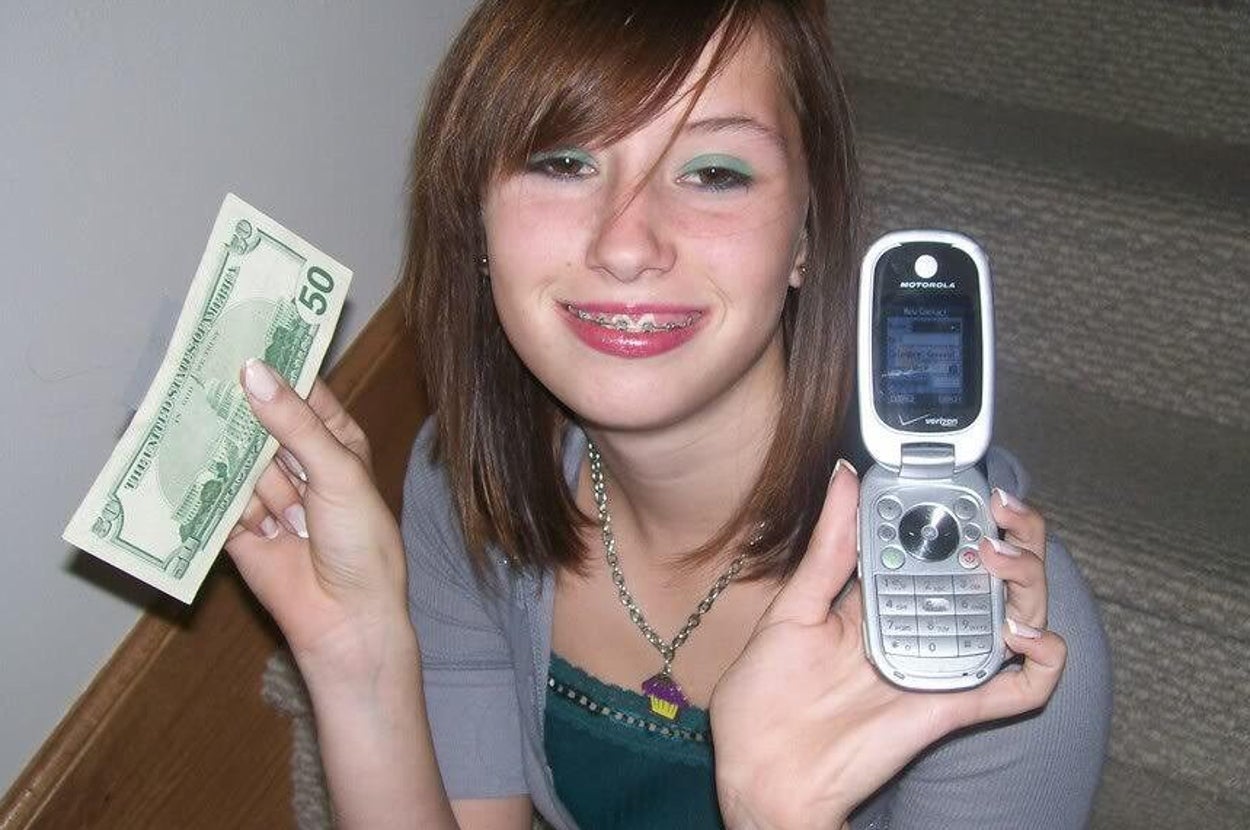 We Need To Bring Back Flip Phones
