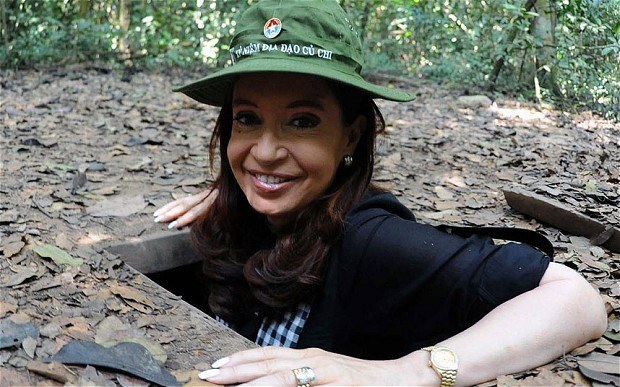 Cristina en los túneles de Cu Chi, Vietnam.