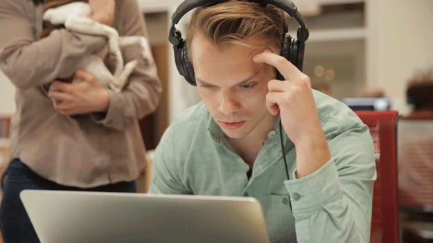 Quem nunca fez fake fones no trabalho ou usou como escudo em situações constrangedoras?