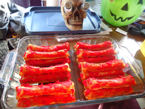 http://livingoffloveandcoffee.com/simple-halloween-treats-with-wilton/